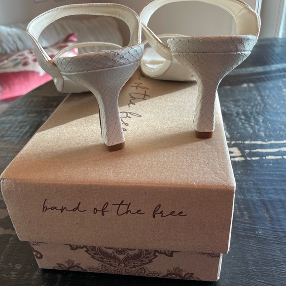 Land of the Free cream Snake Stamp Leather sandal. New in box. NWT. Size 9 - Picture 4 of 6